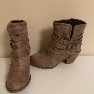SO Women’s 8M heeled boots